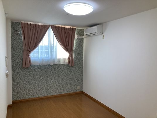 落ち着いた部屋の居室