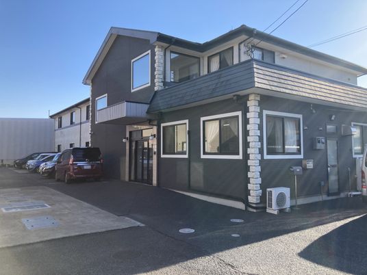 落ち着いた外観の建物