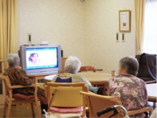 共有スペースでくつろぐ人々