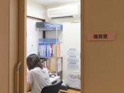 忙しげな事務室