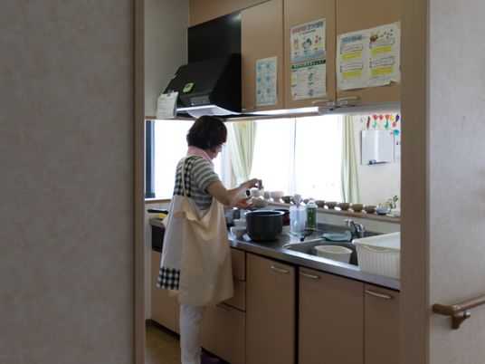 キッチンで働く人