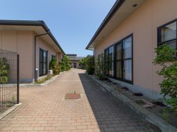 落ち着いた色合いの外観