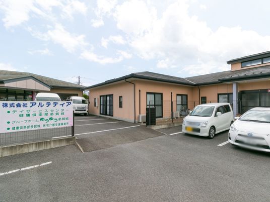 屋外の建物と駐車場