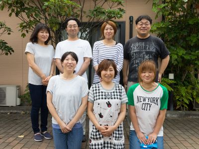 笑顔のスタッフ集合写真
