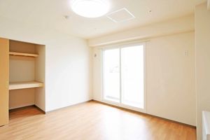 明るい個室の居室