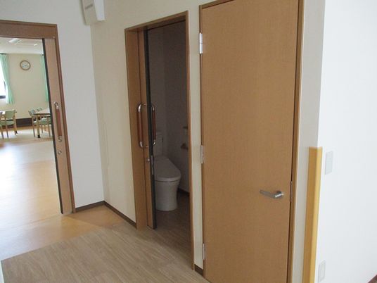 明るいトイレ付近の廊下