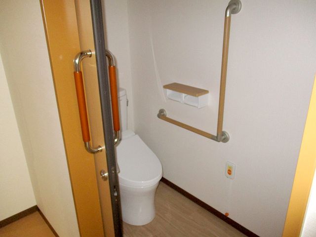 手すり付きのトイレ