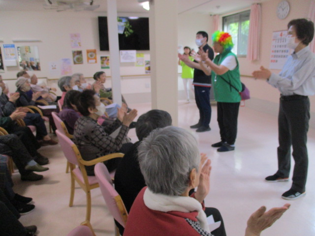 交流イベントの部屋 多目的室 住人が参加する楽しい交流会です。笑顔が広がる明るい空間で、和やかな時間を過ごせます。