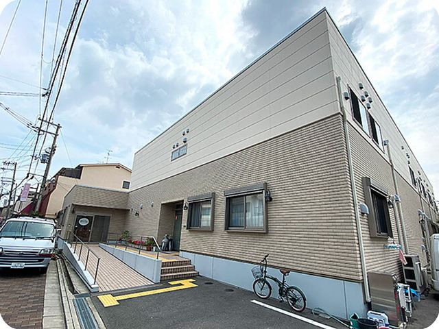 落ち着いた建物の外観 外観 温かみのあるデザインの建物は、穏やかな環境で働きたい方におすすめです。