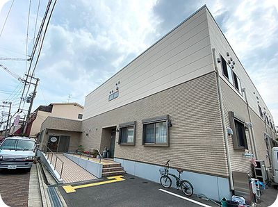 落ち着いた建物の外観