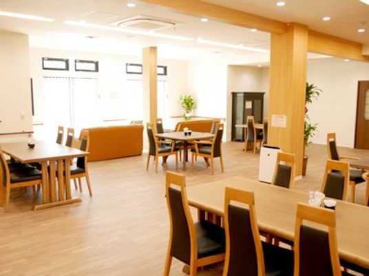 広々とした明るい食堂