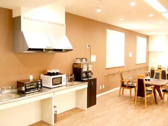 清潔な食堂のキッチンエリア