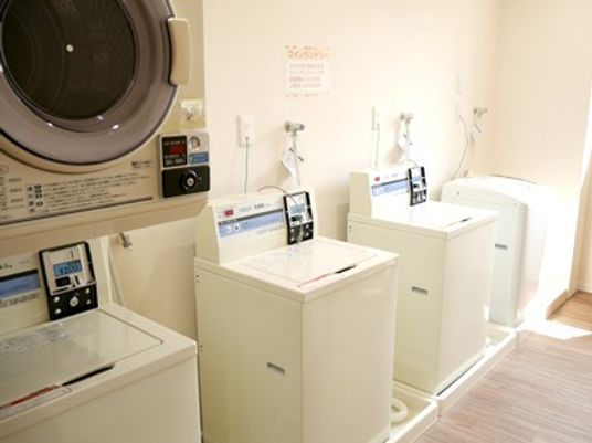 清潔なコインランドリー室