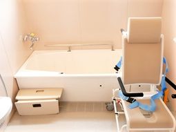 バリアフリー設計の浴室