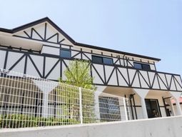 明るい外観の建物