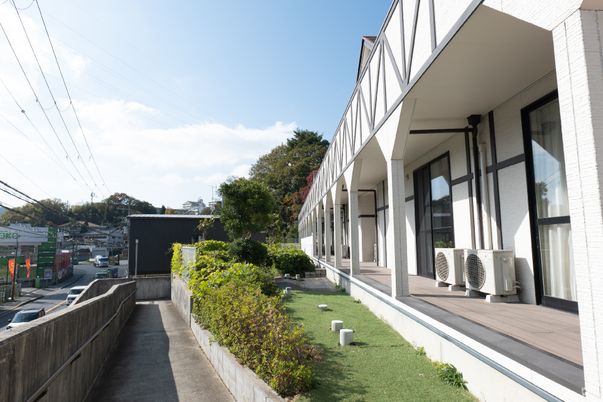 施設の庭付き外観