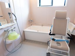 清潔な浴室と介助用椅子