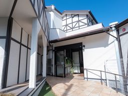 明るい建物のエントランス