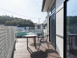 明るいテラスの風景