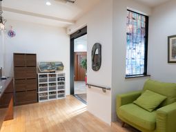 明るいロビーの一角