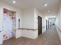 花柄のエレベーター前