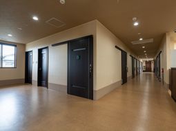 広々とした明るい廊下