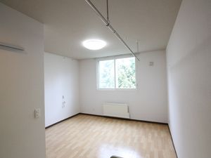 広々とした明るい居室