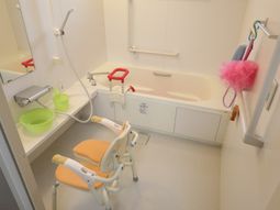 バリアフリー設計の浴室