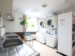 清潔なコインランドリー室