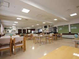 明るい食堂の空間