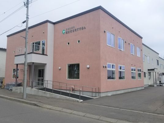 ピンク色の建物の外観