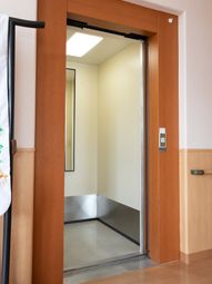 明るいエレベーターの入口