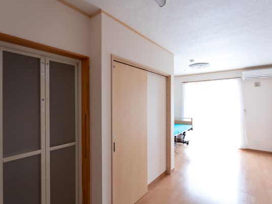 居室の入口と窓