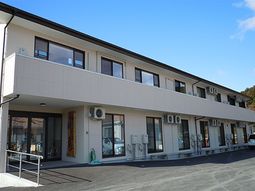 明るい外観の建物