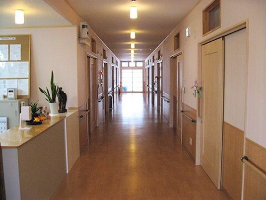 木目調の明るい廊下