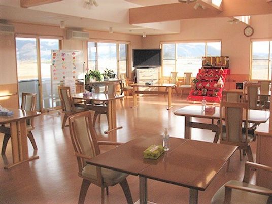 明るい広々食堂空間