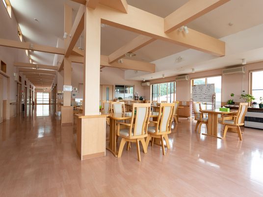 明るい広々としたダイニング