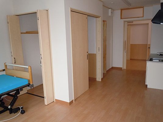 明るい居室の一角