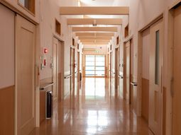 明るい廊下の様子