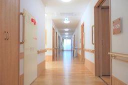 温かみのある廊下の風景