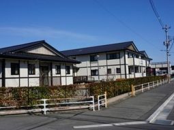 施設外観の落ち着いた景色