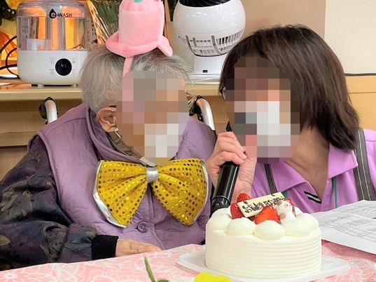 笑顔でケアをするスタッフ姿