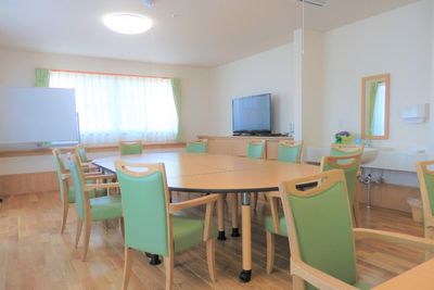 多目的スペースの明るい居室