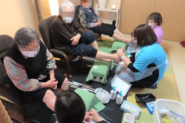 ケア中の利用者とスタッフ