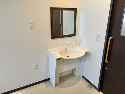 笑顔で対応するケアスタッフ