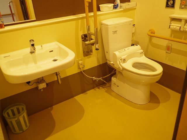 バリアフリーのトイレ施設 トイレ 安全を考慮した手すり付きの清潔なトイレです。ご自身での快適な利用を支援する設備が整っています。