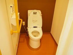 手すり付きの清潔なトイレ
