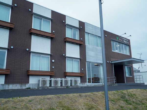 施設のシックな外観