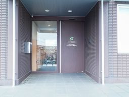 施設のエントランス正面