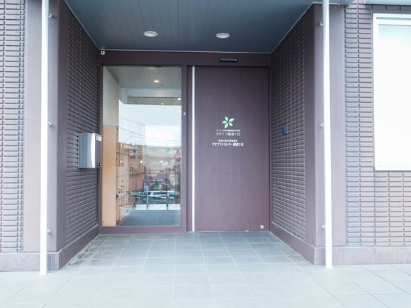 施設のエントランス正面
